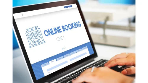 Du khách đặt phòng khách sạn trực tuyến qua máy tính xách tay để đặt phòng trực tiếp