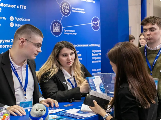 Four-people-discussion Kim Glowy